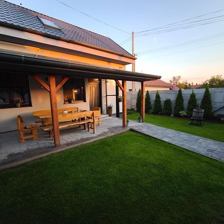 Villa Vikendovy Dom Hlboka Dunajská Streda Esterno foto